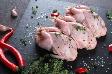 Taze çiğ et bıldırcınlar kayrak gemide yemek pişirmek için hazır