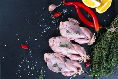 Çiğ çiğ tecrübeli keklik. Sağlıklı et yemek için malzemeler. 