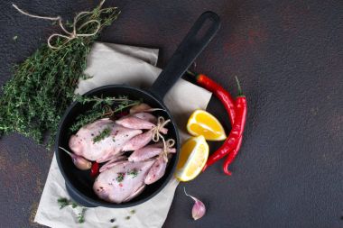 Bazı baharat siyah yuvarlak tava pişirme için hazır ile küçük ham quals . 