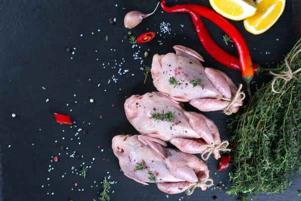 Çiğ çiğ tecrübeli keklik. Sağlıklı et yemek için malzemeler. 
