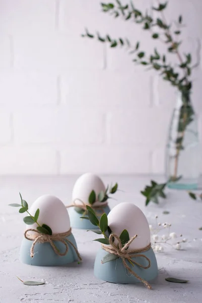 Easter Festive Table Setting White Chicken Eggs Eggs Cups Leaf — Stock Photo, Image