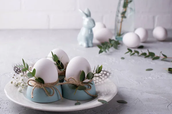 Easter Festive Table Setting White Chicken Eggs Eggs Cups Leaf — Stock Photo, Image