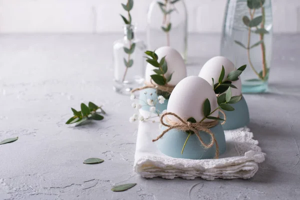 Mesa Festiva Pascua Con Huevos Gallina Blanca Tazas Huevos Ramitas — Foto de Stock