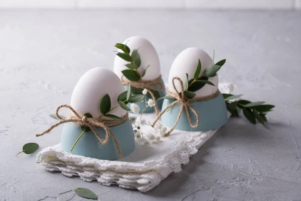 Huevos Pollo Blancos Con Decoración Pascua Una Servilleta Blanca Decoración — Foto de Stock