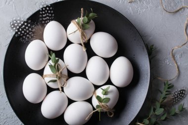 Siyah bir plaka üzerinde beyaz tavuk çiğ yumurta. En iyi görünüm ve kopya alanı. Paskalya fotoğraf kavramı.