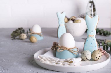 Komik Tavşan, Bıldırcın yumurta ve tavuk yumurta şeklinde ev yapımı Paskalya kurabiyeleri. Paskalya kutlamaları sofra. Tatil dekorasyon.