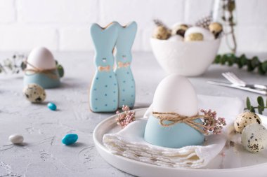 Komik Tavşan, Bıldırcın yumurta ve tavuk yumurta şeklinde ev yapımı Paskalya kurabiyeleri. Paskalya kutlamaları sofra. Tatil dekorasyon.