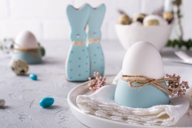 Komik Tavşan, Bıldırcın yumurta ve tavuk yumurta şeklinde ev yapımı Paskalya kurabiyeleri. Paskalya kutlamaları sofra. Tatil dekorasyon.