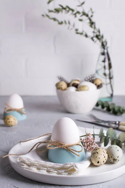 Easter Festive Table Setting White Chicken Eggs Eggs Cups Leaf — Stock Photo, Image