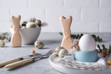 Komik Tavşan, Bıldırcın yumurta ve tavuk yumurta şeklinde ev yapımı Paskalya kurabiyeleri. Paskalya kutlamaları sofra. Tatil dekorasyon.