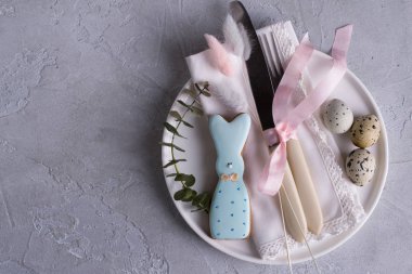 Paskalya Festival tablo Easter bunny çerezler ile ayarlama, Bıldırcın yumurta. Bir gri beton zemin üzerinde.