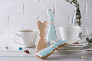 Paskalya tavşanı kurabiye ve çay. Kutlama kahvaltı sofra. Tatil dekorasyon.