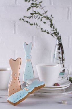 Paskalya tavşanı kurabiye ve çay. Kutlama kahvaltı sofra. Tatil dekorasyon.
