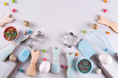 Gingerbread çerezleri hazırlanması. Komik tavşan şeklinde Paskalya kurabiye zencefilli kurabiye pasta, renkli şeker yapmak için gerekli araçları. Paskalya kavramı.
