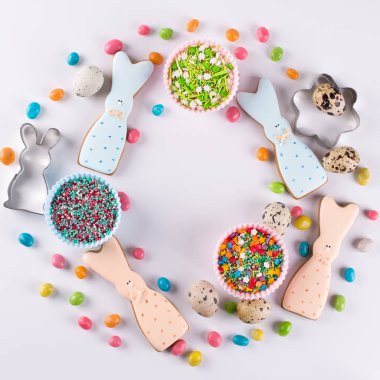 Gingerbread Paskalya çerezleri hazırlanması. Çerez kesici, komik tavşan ve mutfak araçları şeklinde kurabiye 