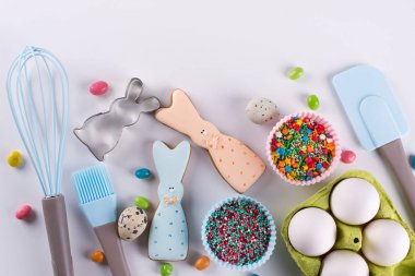 Gingerbread çerezleri hazırlanması. Komik tavşan şeklinde Paskalya kurabiye zencefilli kurabiye pasta, renkli şeker yapmak için gerekli araçları. Paskalya kavramı.