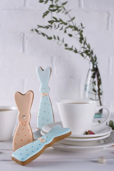 Galletas Conejo Pascua Taza Celebración Establecimiento Mesa Desayuno Decoraciones Navideñas — Foto de Stock