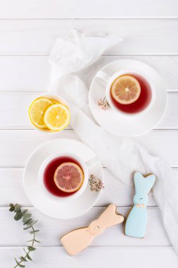 Paskalya tavşanı kurabiye ve çay. Kutlama kahvaltı sofra. Tatil dekorasyon.