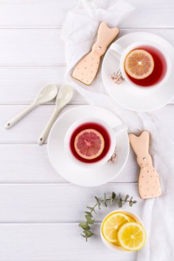 Paskalya tavşanı kurabiye ve çay. Kutlama kahvaltı sofra. Tatil dekorasyon.