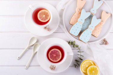 Paskalya tavşanı kurabiye ve çay. Kutlama kahvaltı sofra. Tatil dekorasyon.