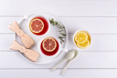 Paskalya tavşanı kurabiye ve çay. Kutlama kahvaltı sofra. Tatil dekorasyon.