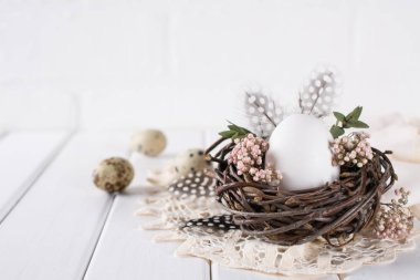 Paskalya yumurta dekorasyon. Beyaz tavuk yumurta yuva. Mutlu Paskalya veya bahar tebrik kartı