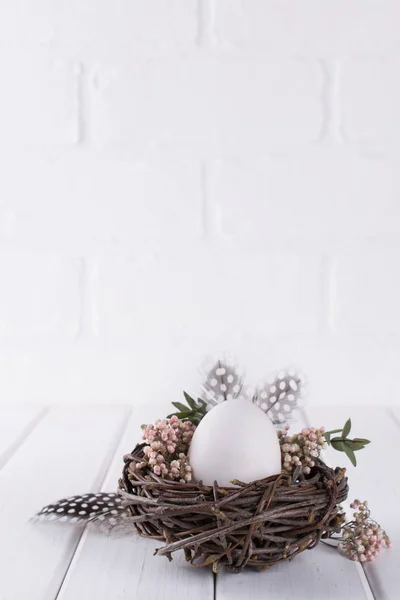 Decoración Huevos Pascua Nido Con Huevo Gallina Blanca Tarjeta Felicitación — Foto de Stock