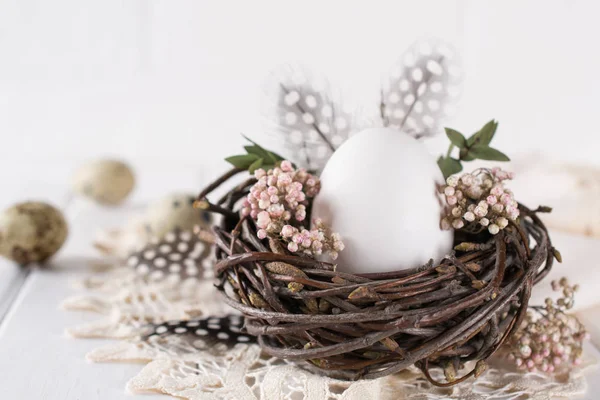 Nest Mit Weißem Hühnerei Osterkonzept Frohe Ostern Oder Frühling Grußkarte — Stockfoto