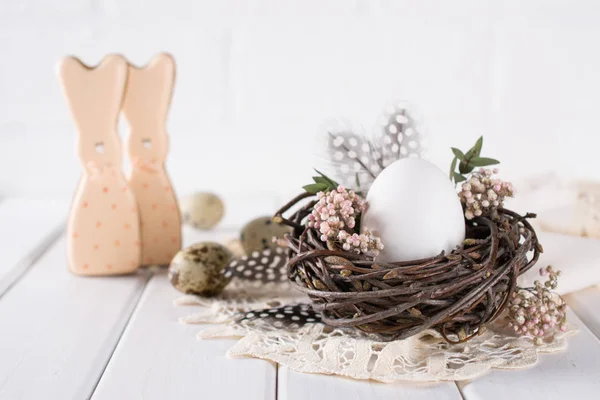 Wielkanocne Jaja Ozdoba Gniazdo Białych Jaj Kurzych Wesołych Świąt Lub — Zdjęcie stockowe