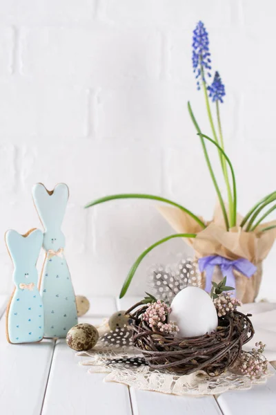 Composición Decorativa Primavera Pascua Con Huevo Pollo Blanco Nido Con — Foto de Stock