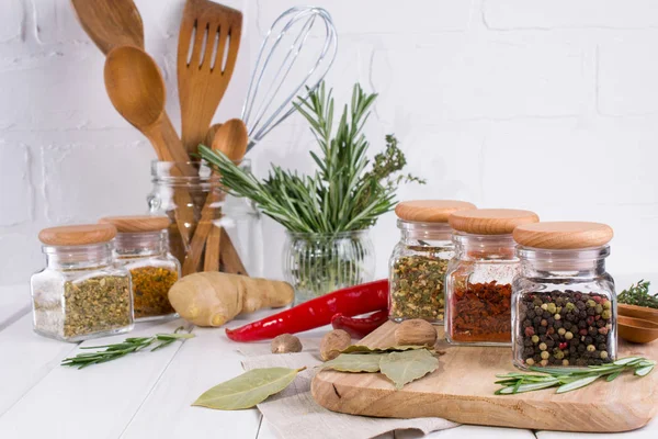 Ustensiles Cuisine Herbes Épices Sèches Colorées Dans Des Pots Verre — Photo