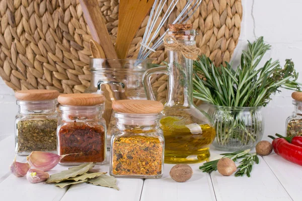 Composition Des Outils Cuisine Épices Herbes Sur Table Blanche — Photo