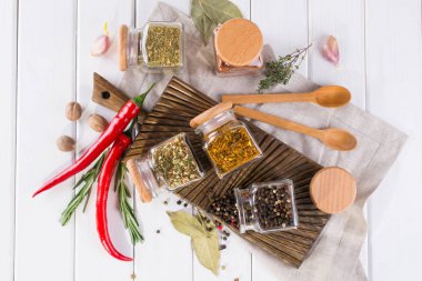 Grup tasarım için en iyi görünüm ve kopya alanı ile beyaz arka plan üzerinde otlar ve baharatlar