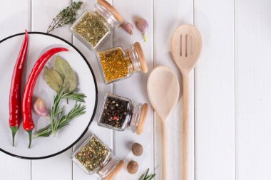 Grup tasarım için en iyi görünüm ve kopya alanı ile beyaz arka plan üzerinde otlar ve baharatlar