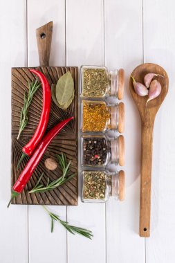 Grup tasarım için en iyi görünüm ve kopya alanı ile beyaz arka plan üzerinde otlar ve baharatlar
