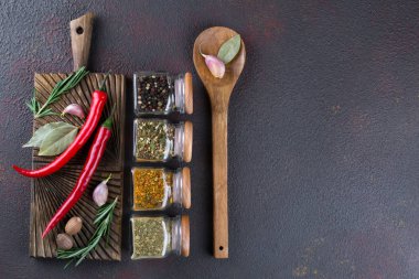 Grup tasarım için en iyi görünüm ve kopya alanı ile koyu arka plan üzerinde otlar ve baharatlar