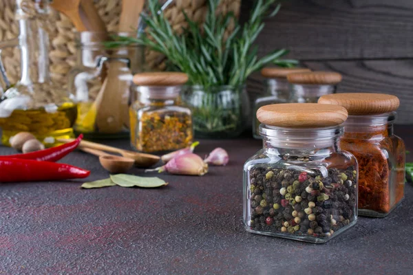 Pots Verre Aux Épices Sèches Pour Cuisiner Sur Table Noire — Photo