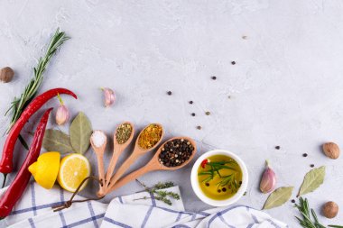 Yemek pişirmek için malzemeler. Baharat ve otlar gıda arka plan gri tablo seçimi. Üstten Görünüm kopya alanı.