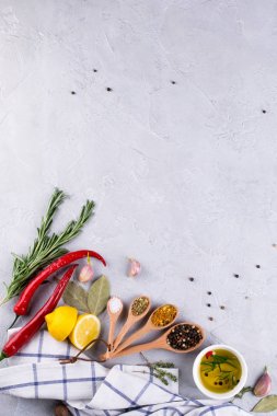 Yemek pişirmek için malzemeler. Baharat ve otlar gıda arka plan gri tablo seçimi. Üstten Görünüm kopya alanı.