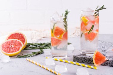 Maden suyu greyfurt buz ve biberiye beyaz arka plan, ev yapımı Detoks maden suyu tarifi üzerinde infüzyon.