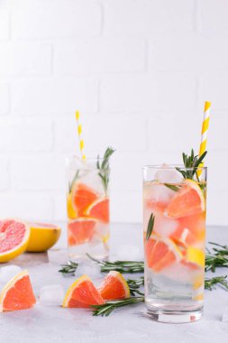 Maden suyu greyfurt buz ve biberiye beyaz arka plan, ev yapımı Detoks maden suyu tarifi üzerinde infüzyon.