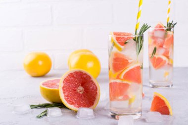 Maden suyu greyfurt buz ve biberiye beyaz arka plan, ev yapımı Detoks maden suyu tarifi üzerinde infüzyon.