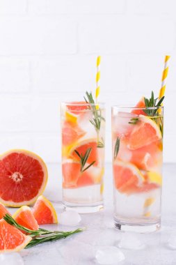 Greyfurt buz ve biberiye otlar ile soğuk taze ev yapımı limonata. Detoks maden suyu tarifi