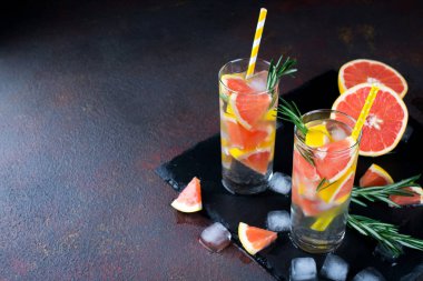 Meyve ve bitki su infüzyon. Soğuk serinletici vitamini Detoks su. Yaz içeceği