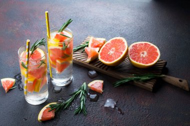 Greyfurt buz ve biberiye otlar ile soğuk taze ev yapımı limonata. Detoks maden suyu tarifi