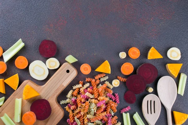 Кухонный Фон Готовить Вкусную Здоровую Пищу Красочные Сухие Макароны Овощей — стоковое фото