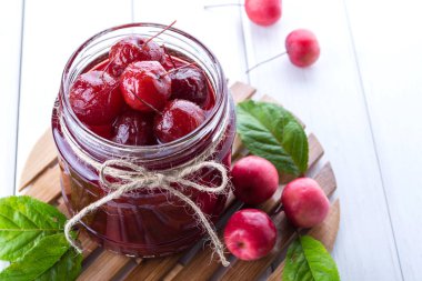 Beyaz zemin üzerine bütün elmaları ile lezzetli elma reçel.