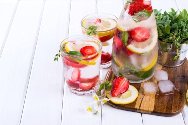 Çilek ve otlar ile soğuk taze ev yapımı limonata. Detoks maden suyu tarifi