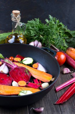 Çiğ dilimlenmiş sebze, bir fırın tepsisinde kavurma için. Sebze bahçesinden ürün yelpazesine. Sağlıklı gıda. Havuç, pancar, pazı, kabak, soğan, sarımsak, domates.