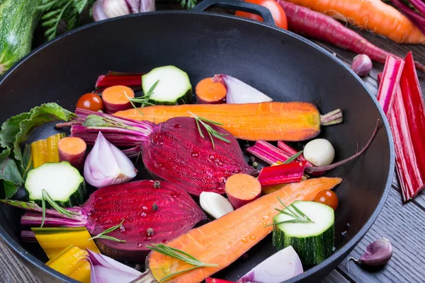 Sayuran Mentah Untuk Dipanggang Atas Baking Tray Berbagai Macam Sayuran — Stok Foto